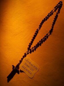 En mayo redescubramos la belleza de rezar el Rosario en casa