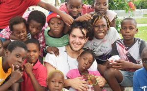 Misiones en Guinea Ecuatorial con Juventud Misionera: Iglesia misionera